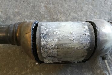 Викуп каталізатора KT 0165 A1704901114/121 Zeuna Starker Марка автомобіля Mercedes Benz     Вставка каталізатора Кераміка Тип палива Бензин Каталітична марка Zeuna Starker