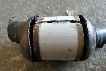 Викуп каталізатора KT 0163 A20349017/1814 Марка автомобіля Mercedes Benz   Рік автомобіля 2001 Вставка каталізатора Кераміка Тип палива Бензин