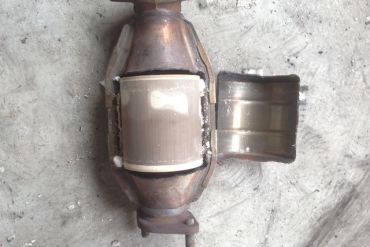 Викуп каталізатора 25460 REAR Марка автомобіля Hyundai|Kia Модель автомобіля Kia Magentis 2.0   Вставка каталізатора Кераміка Тип палива Бензин