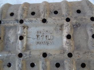 Викуп каталізатора 57B0  Futaba Марка автомобіля Suzuki Модель автомобіля Suzuki Vitara I - 1.6 16V   Вставка каталізатора Кераміка Тип палива Бензин Каталітична марка Futaba