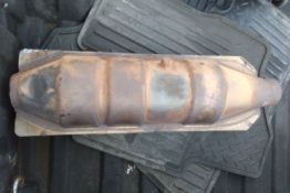 Викуп каталізатора 5C3C-5F297-CB 1611810012 / FOMOCO-FKYEA FoMoCo Марка автомобіля Ford     Вставка каталізатора Кераміка Тип палива Бензин Каталітична марка FoMoCo