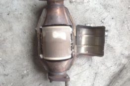 Викуп каталізатора 25460 REAR Марка автомобіля Hyundai|Kia Модель автомобіля Kia Magentis 2.0   Вставка каталізатора Кераміка Тип палива Бензин