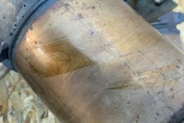 Викуп каталізатора KT 0255  Arvin Meritor Марка автомобіля Mercedes Benz Модель автомобіля Mercedes Benz ML-Class 500 Рік автомобіля 2014 Вставка каталізатора Кераміка Тип палива Бензин Каталітична марка Arvin Meritor